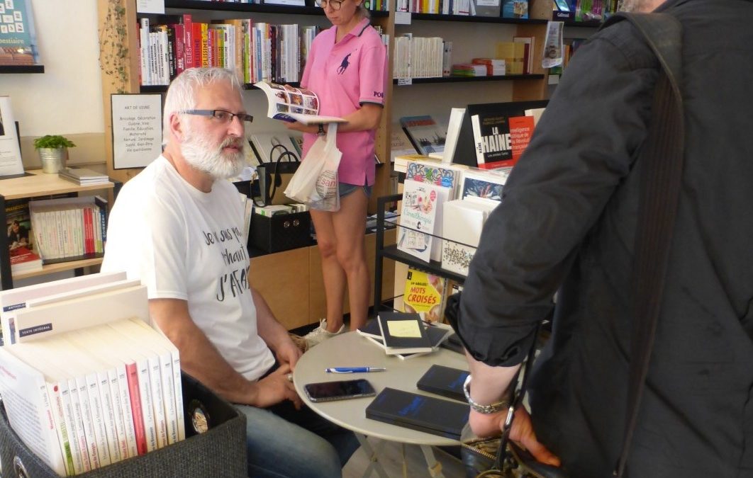 Quand un écrivain taille une plume pour le plaisir de ses lecteurs