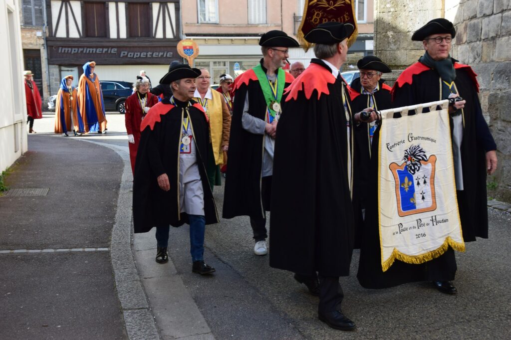 02 défilé dans Houdan (1)