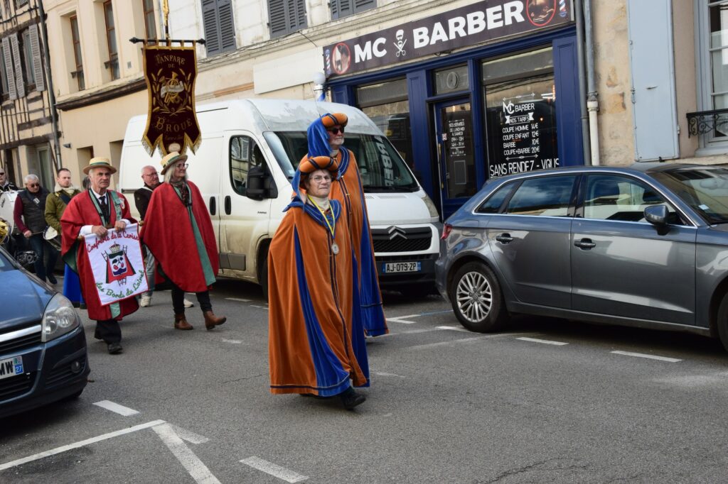 02 défilé dans Houdan (11)