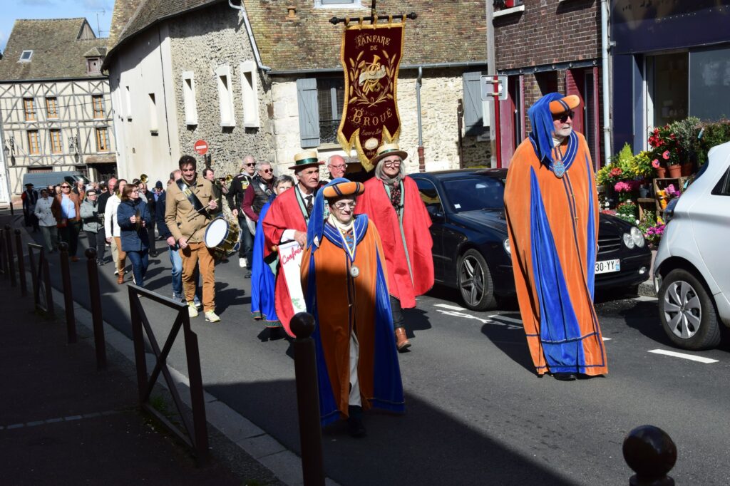 02 défilé dans Houdan (13)