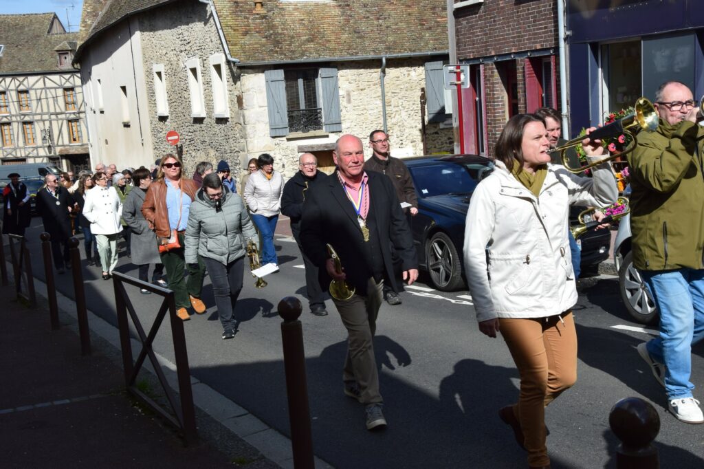 02 défilé dans Houdan (14)