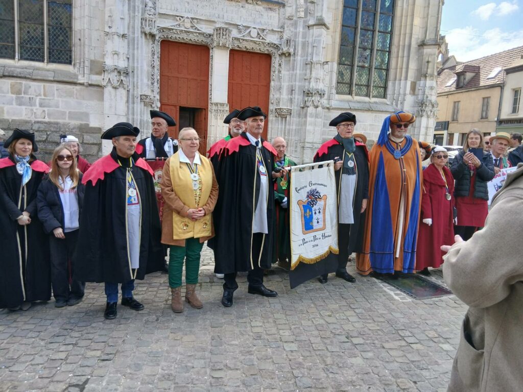 02 défilé dans Houdan (14b)