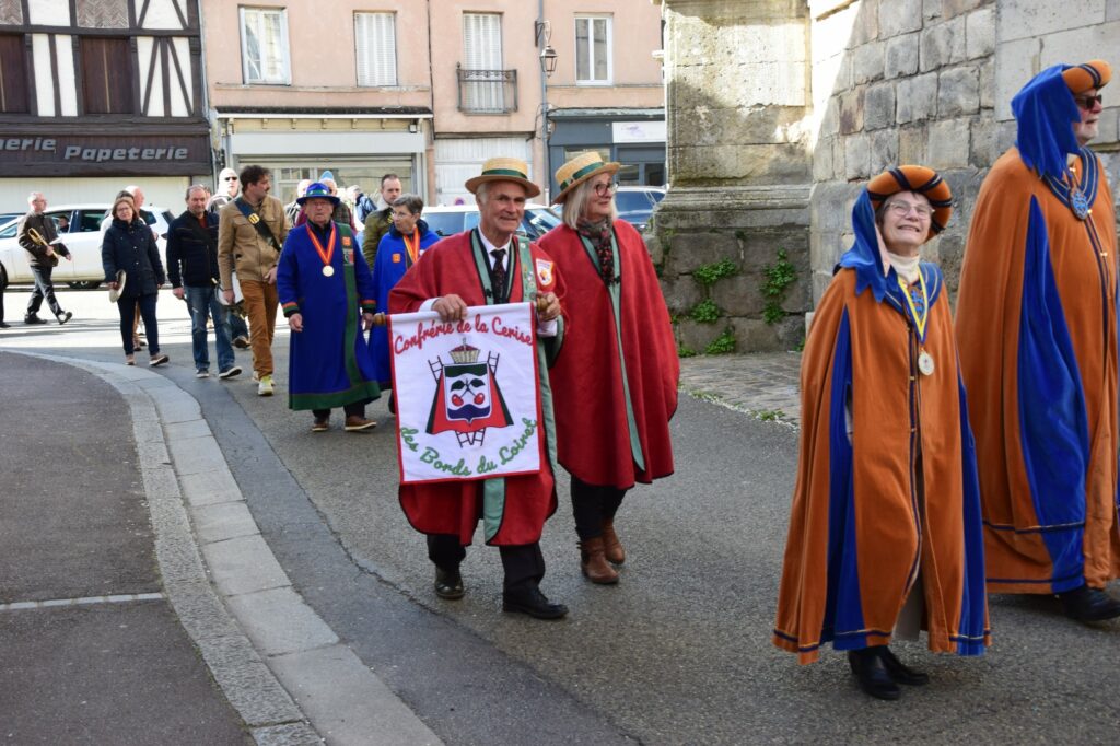 02 défilé dans Houdan (2)