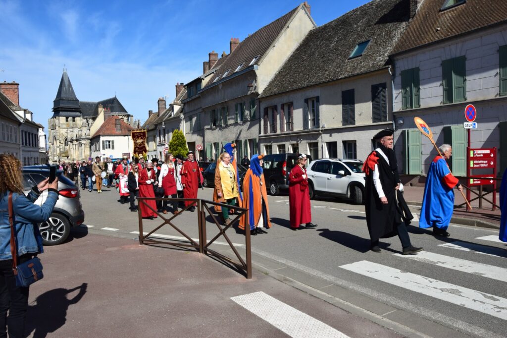 02 défilé dans Houdan (21)