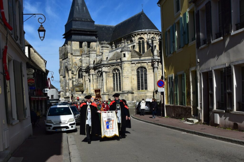 02 défilé dans Houdan (22)