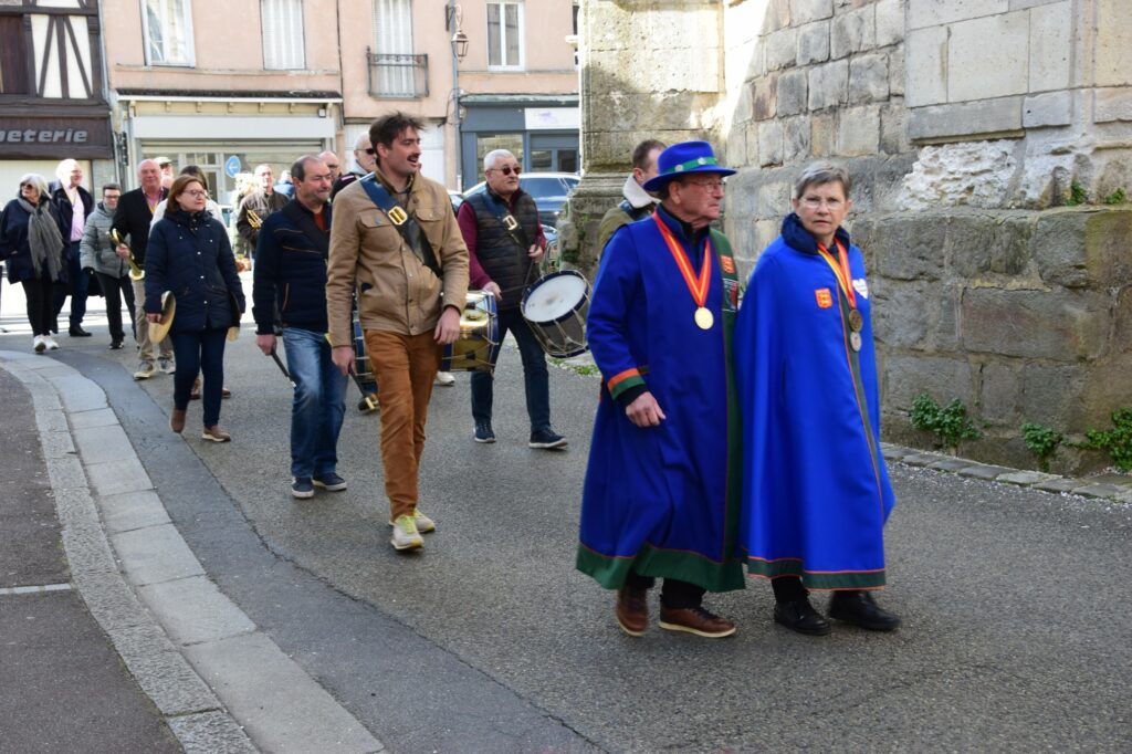 02 défilé dans Houdan (3)