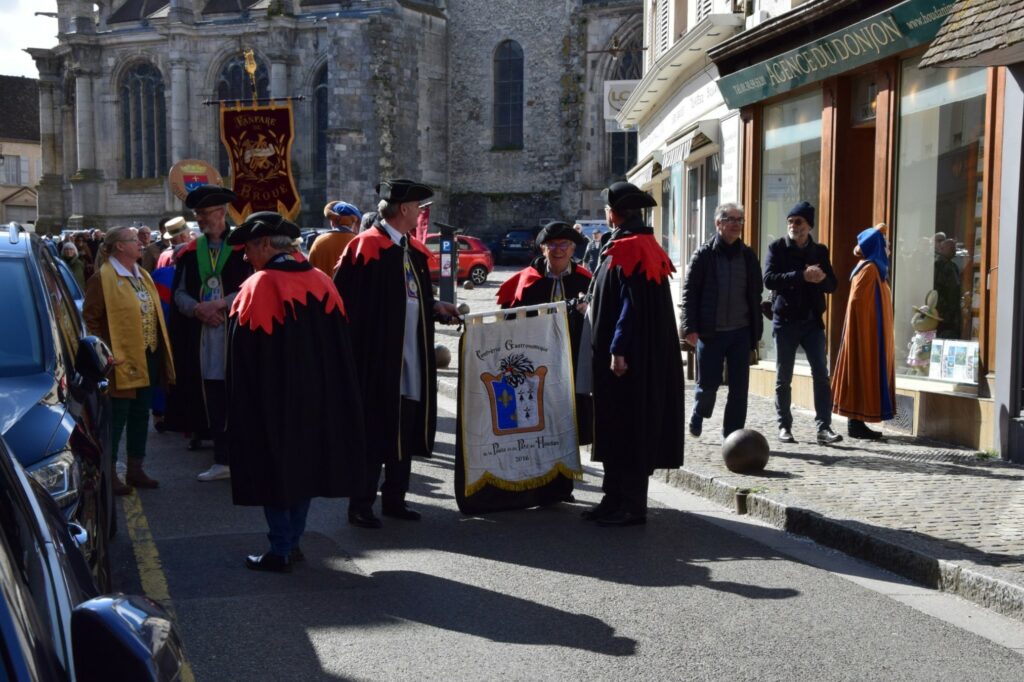 02 défilé dans Houdan (5)