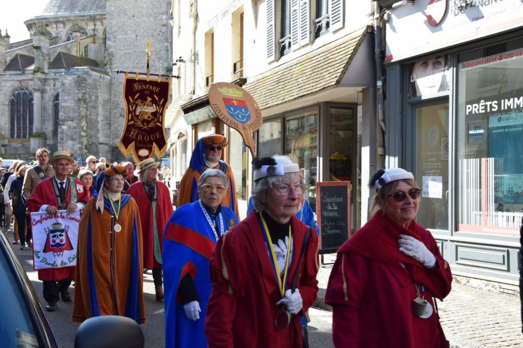 02 défilé dans Houdan (6)