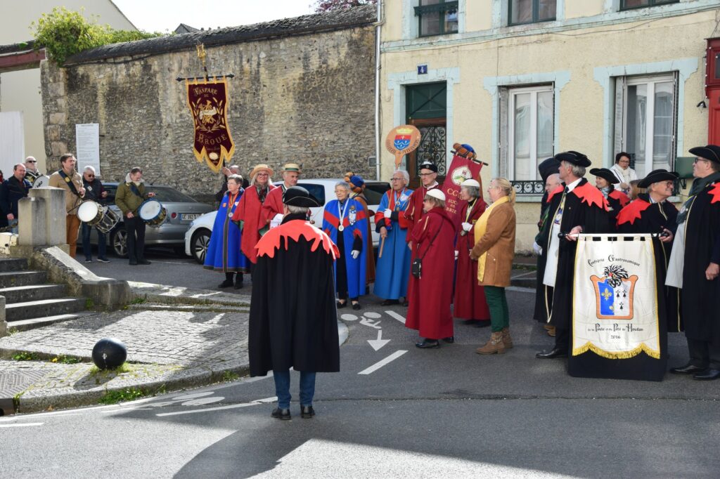 02 défilé dans Houdan (7)