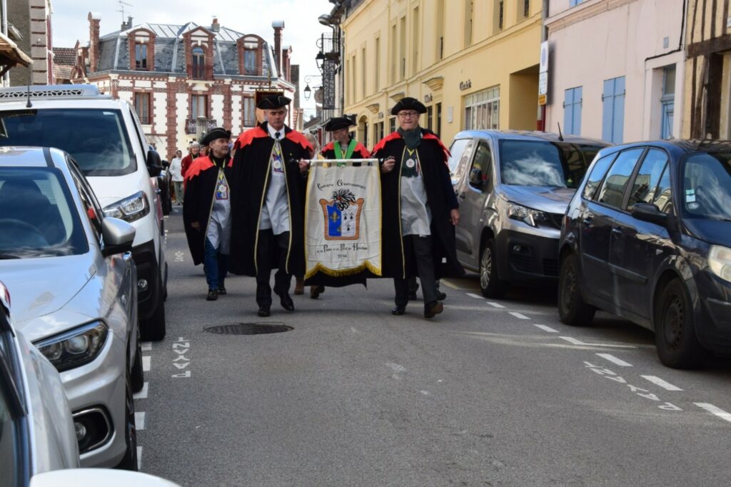 02 défilé dans Houdan (8)