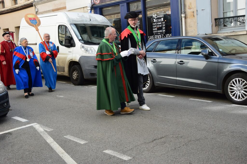 02 défilé dans Houdan (9)